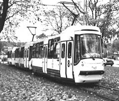 Foto - Komunikacja w Szczecinie - numer umieszczony na rozsuwanych drzwiach tramwaju nr 8