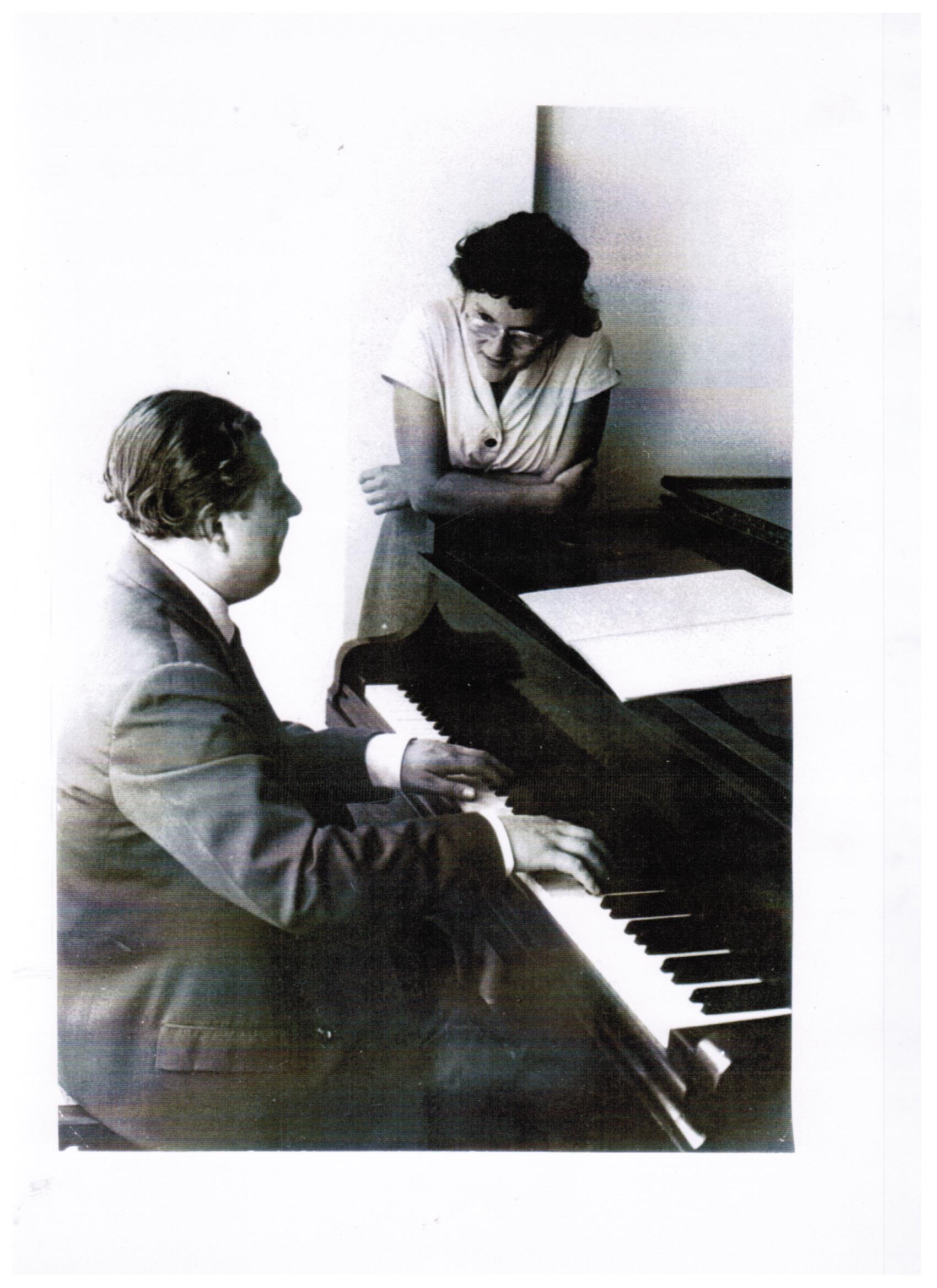 Fotografia przedstawia Edwina Kowalika i Jego Małżonkę przy fortepianie