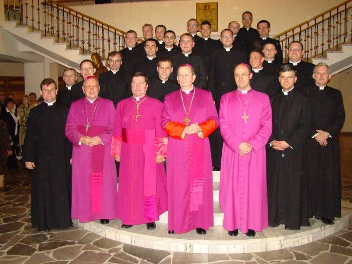 Neoprezbiterzy ze swoimi biskupami i przeoonymi