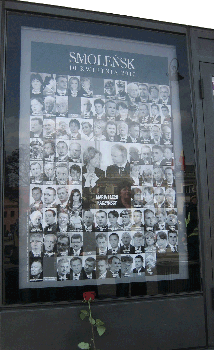 Zdjcia ofiar katastrofy na jednym z kioskw na Krakowskim Przedmieciu