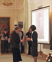 Dekoracji w imieniu Prezydenta Kaczyskiego dokonaa ona Prezydenta RP Maria Kaczyska