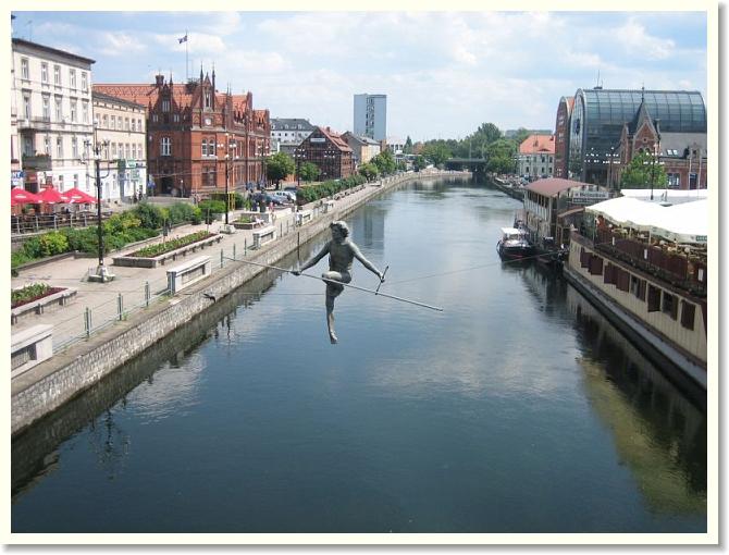 Rzeźba - Przechodzącego przez rzekę. 