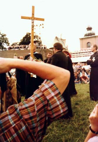 Krzy Promienistej trzymany przez zaoyciela naszej pielgrzymki ojca W. Dzierzgowskiego - 1993 r.