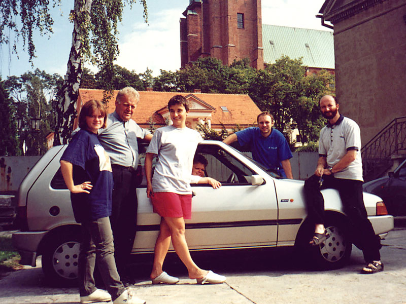 Od lewej stoj: Monika, Wujek, Ela, ja - w samochodzie, Rafa i ks. Marek
